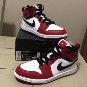 Air jordan 1 mid ‘GS’ Chicago white toe